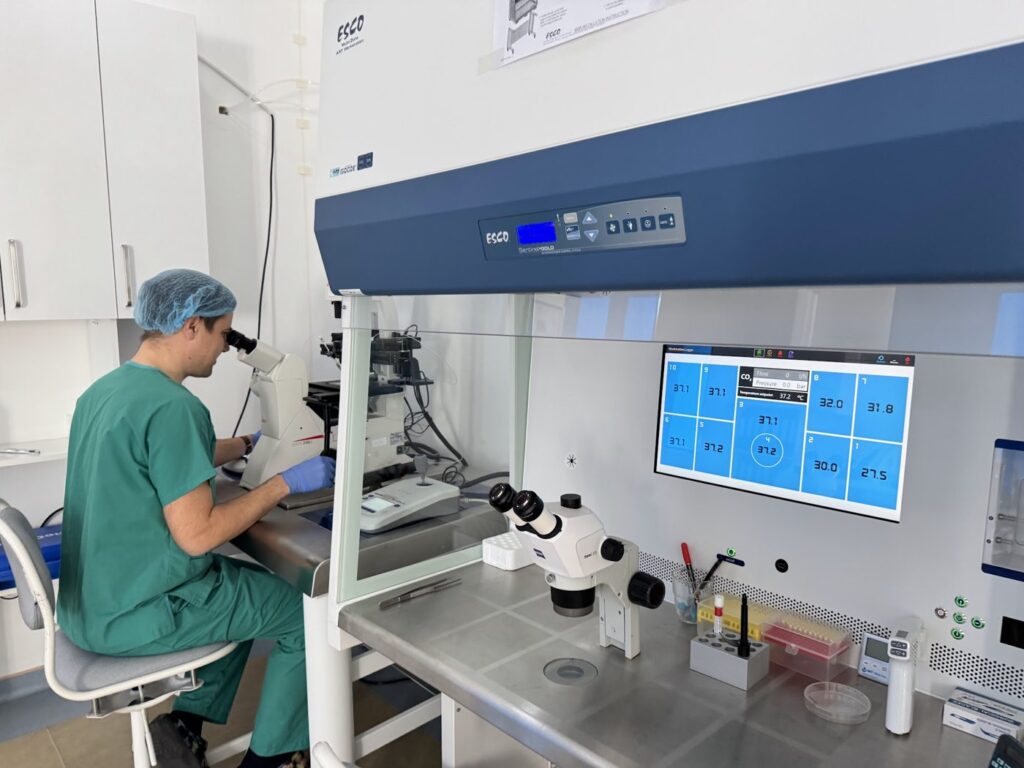 An embryologist at work in the laboratory of GI Rimon clinic